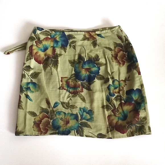 Express green with blue floral wrap skirt. Size M - Picture 4 of 8